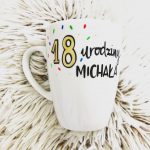 Kubek Osiemnastka – ręcznie zdobiona porcelana Kika Handmade