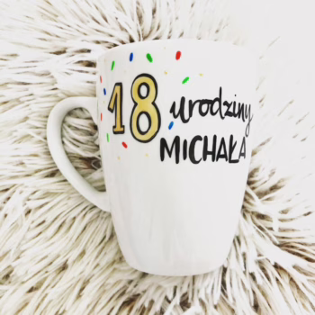 Kubek Osiemnastka – ręcznie zdobiona porcelana Kika Handmade