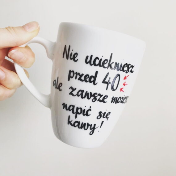 Kubek na urodziny Nie uciekniesz – ręcznie zdobiona porcelana Kika Handmade