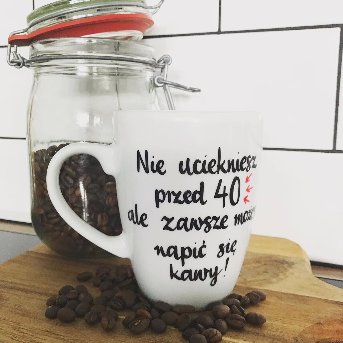Kubek na urodziny Nie uciekniesz – ręcznie zdobiona porcelana Kika Handmade Kubek na urodziny Nie uciekniesz – ręcznie zdobiona porcelana Kika Handmade