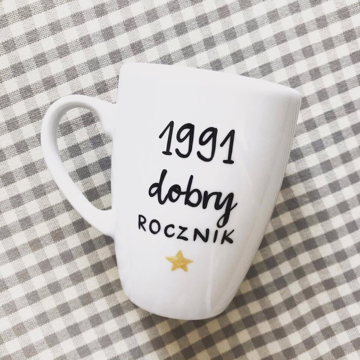 Kubek na urodziny Dobry rocznik – ręcznie zdobiona porcelana Kika Handmade Kubek na urodziny Dobry rocznik – ręcznie zdobiona porcelana Kika Handmade