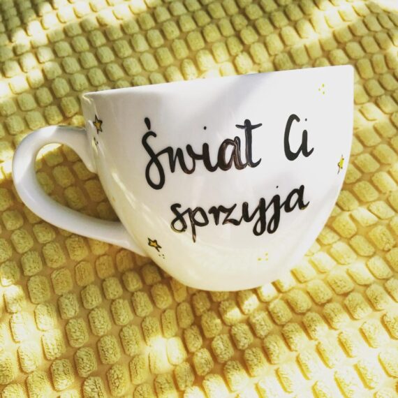 Kubek Świat Ci sprzyja – ręcznie zdobiona porcelana Kika Handmade