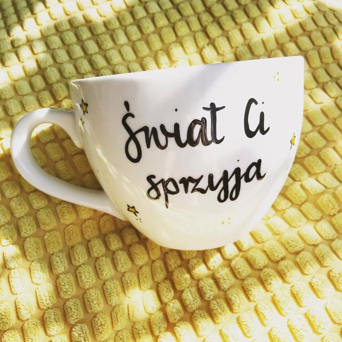 Kubek Świat Ci sprzyja – ręcznie zdobiona porcelana Kika Handmade Kubek Świat Ci sprzyja – ręcznie zdobiona porcelana Kika Handmade
