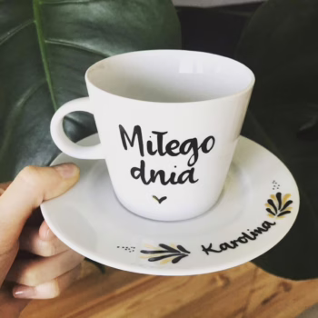 Filiżanka Miłego dnia – ręcznie zdobiona porcelana Kika Handmade