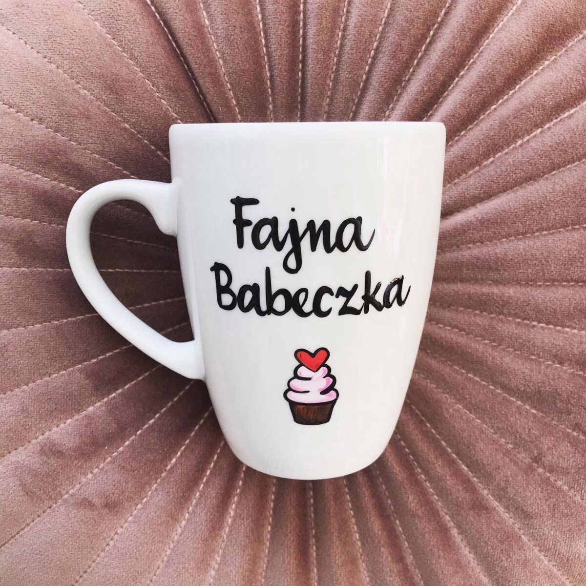 Kubek Fajna babeczka – ręcznie zdobiona porcelana Kika Handmade Kubek Fajna babeczka – ręcznie zdobiona porcelana Kika Handmade
