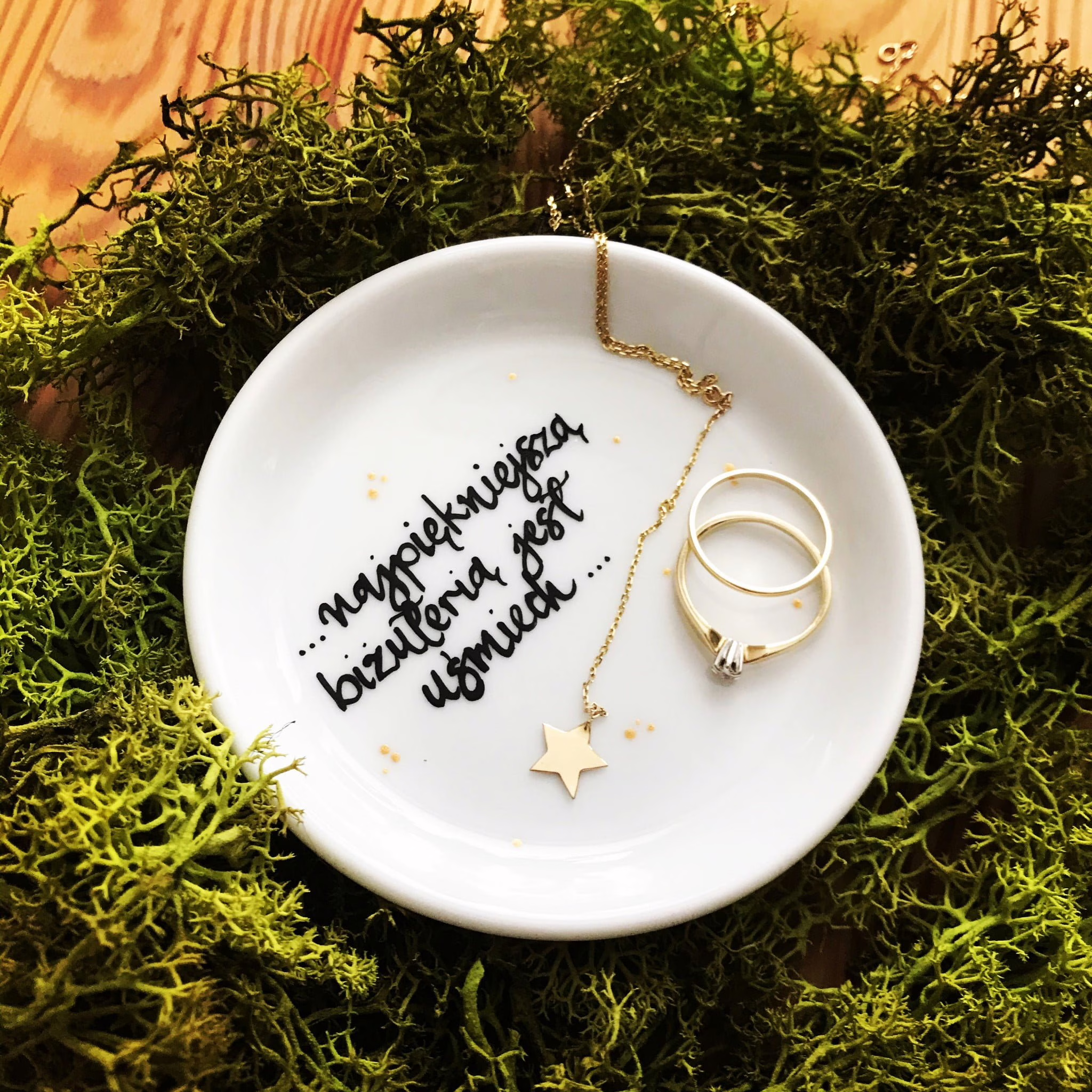 Spodek na biżuterię Najpiękniejszą biżuterią jest … – ręcznie zdobiona porcelana Kika Handmade Spodek na biżuterię Najpiękniejszą biżuterią jest … – ręcznie zdobiona porcelana Kika Handmade