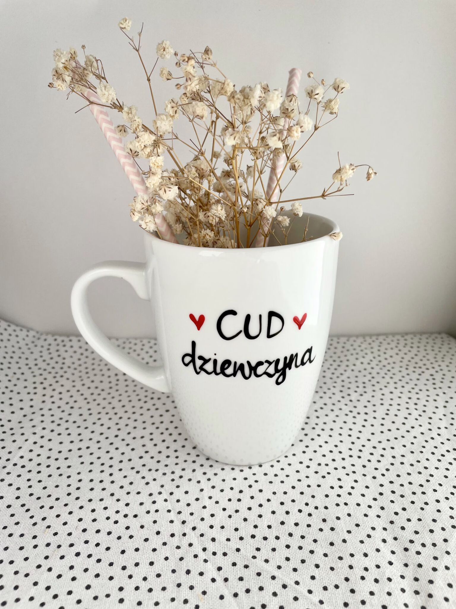Kubek CUD dziewczyna – ręcznie zdobiona porcelana Kika Handmade
