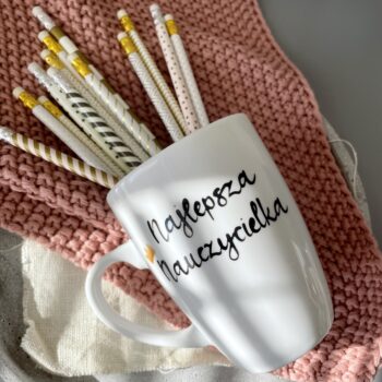 Kubek Najlepsza Nauczycielka – ręcznie zdobiona porcelana Kika Handmade