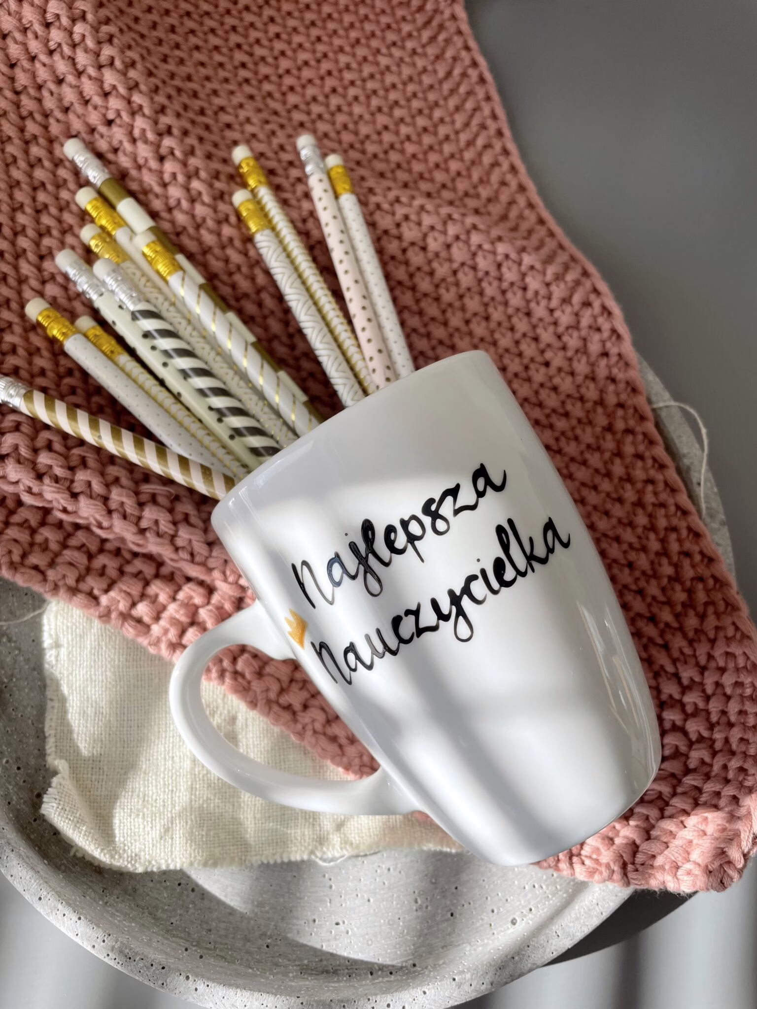 Kubek Najlepsza Nauczycielka – ręcznie zdobiona porcelana Kika Handmade Kubek Najlepsza Nauczycielka – ręcznie zdobiona porcelana Kika Handmade