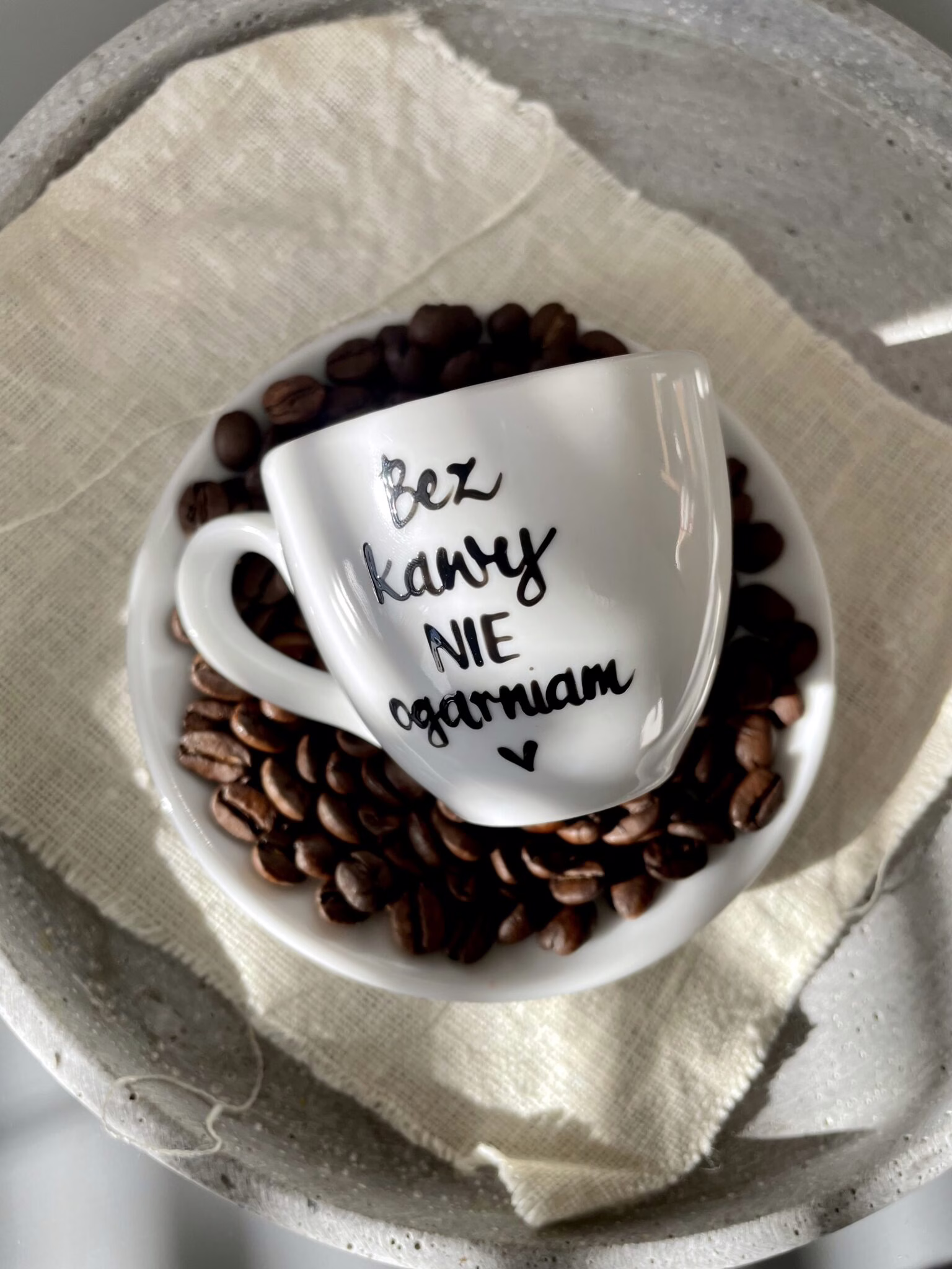 Filiżanka espresso Bez kawy nie ogarniam – ręcznie zdobiona porcelana Kika Handmade Filiżanka espresso Bez kawy nie ogarniam – ręcznie zdobiona porcelana Kika Handmade