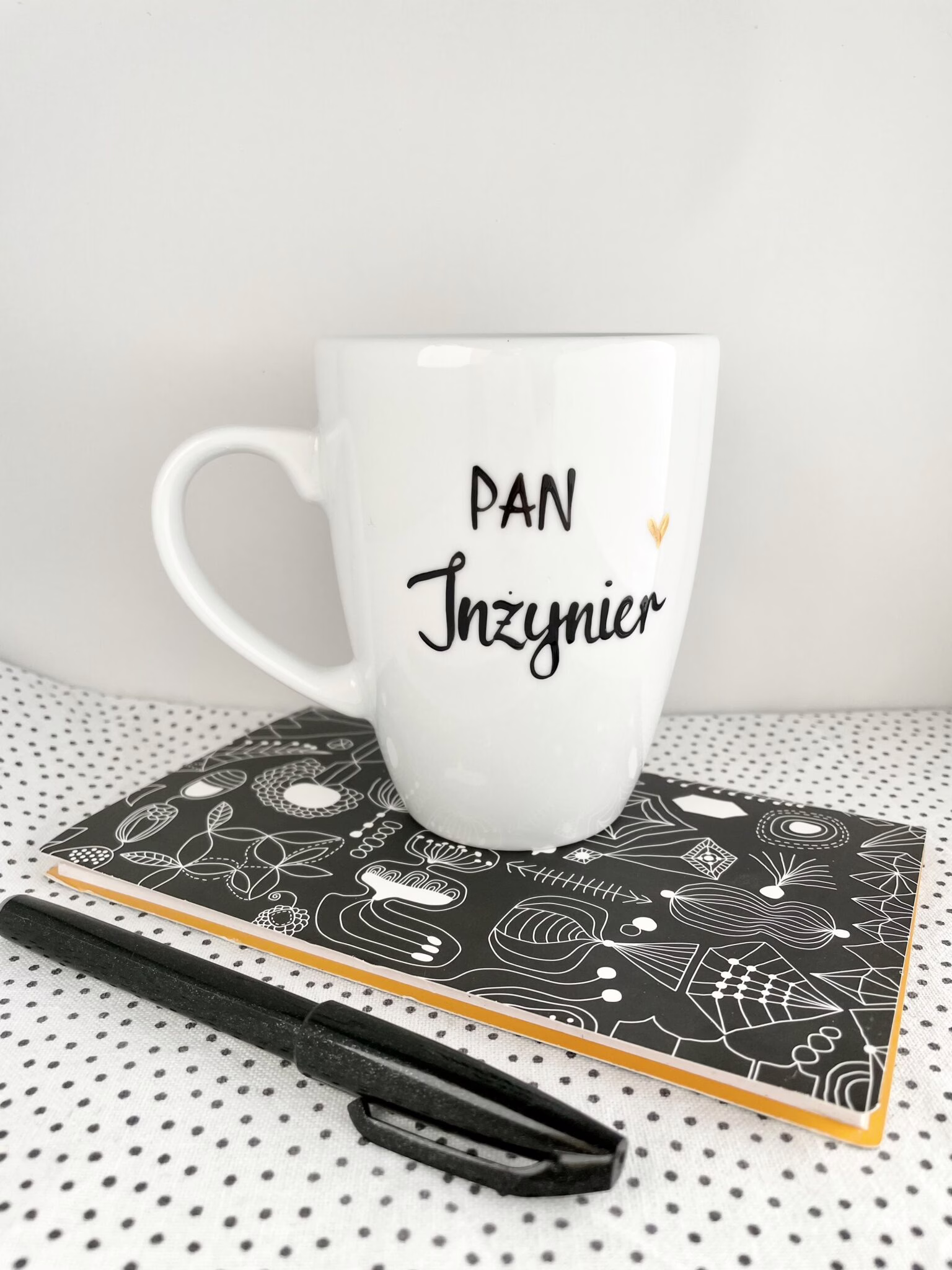Kubek Pan Inżynier – ręcznie zdobiona porcelana Kika Handmade Kubek Pan Inżynier – ręcznie zdobiona porcelana Kika Handmade