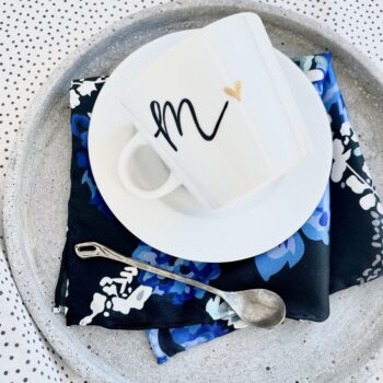 Filiżanka z literą, monogramem – ręcznie zdobiona porcelana Kika Handmade