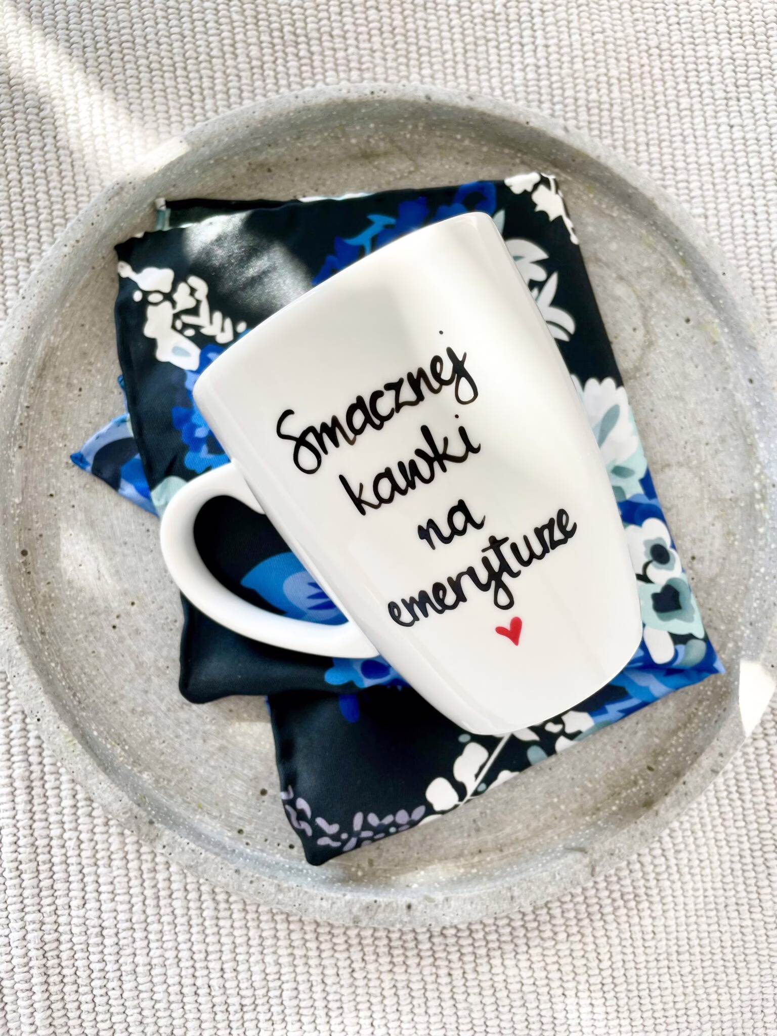 Kubek Smacznej kawki na emeryturze – ręcznie zdobiona porcelana Kika Handmade Kubek Smacznej kawki na emeryturze – ręcznie zdobiona porcelana Kika Handmade