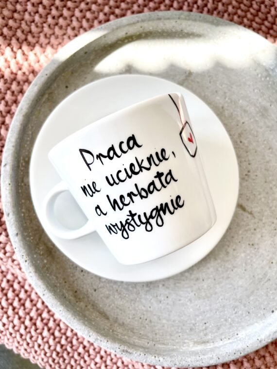 Filiżanka Praca nie ucieknie – ręcznie zdobiona porcelana Kika Handmade