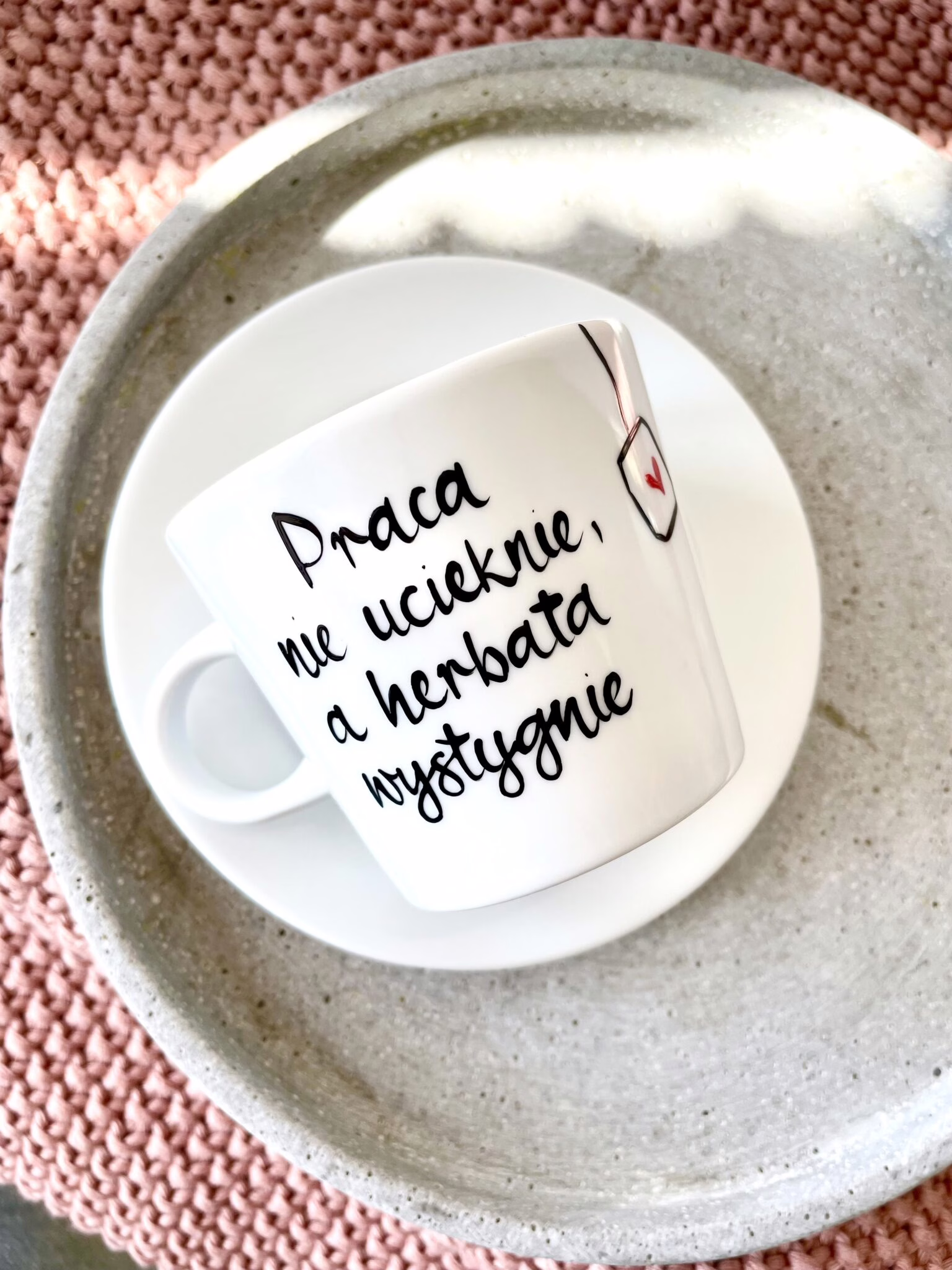 Filiżanka Praca nie ucieknie – ręcznie zdobiona porcelana Kika Handmade Filiżanka Praca nie ucieknie – ręcznie zdobiona porcelana Kika Handmade