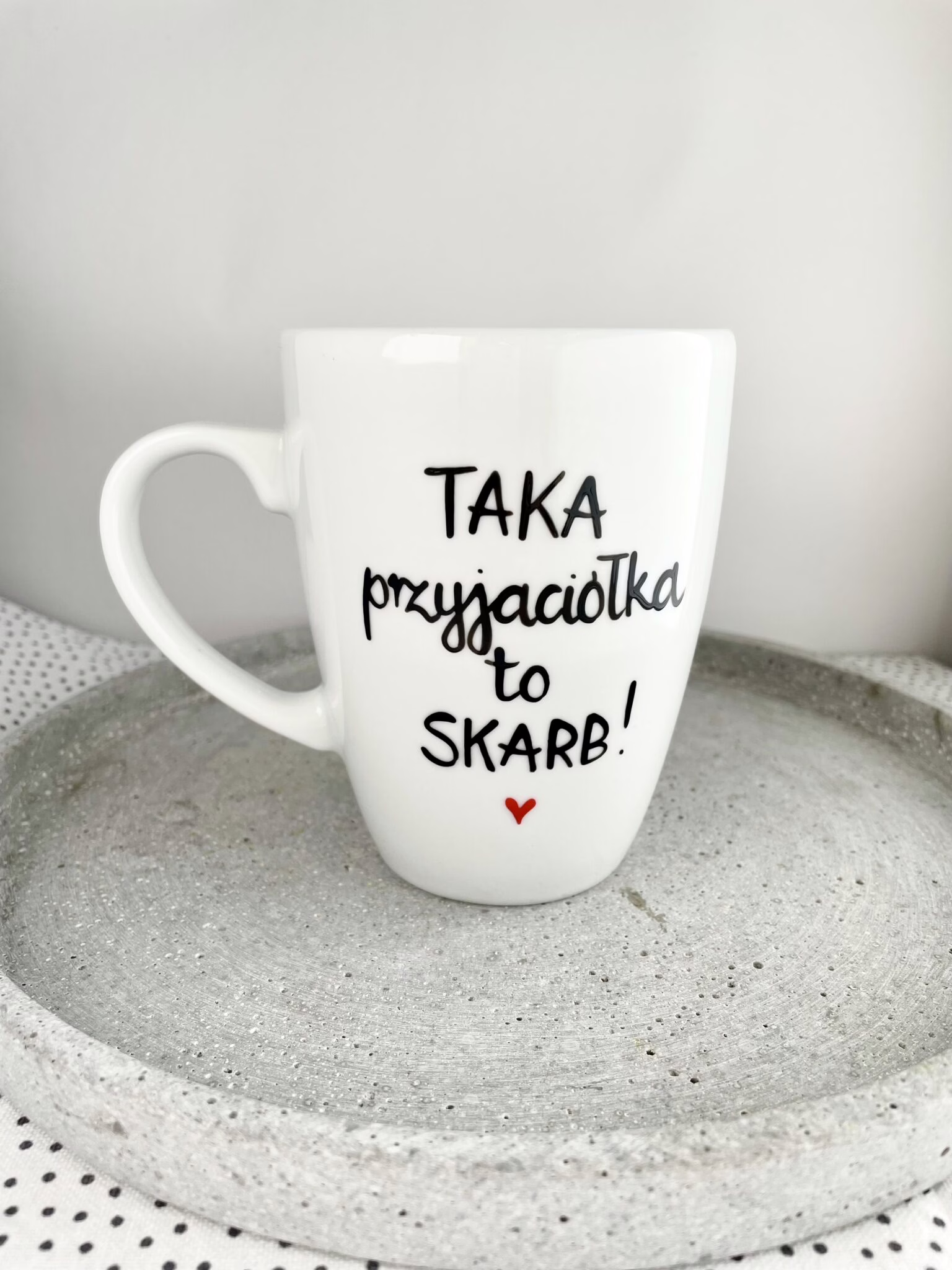 Kubek Taka przyjaciółka to skarb – ręcznie zdobiona porcelana Kika Handmade Kubek Taka przyjaciółka to skarb – ręcznie zdobiona porcelana Kika Handmade