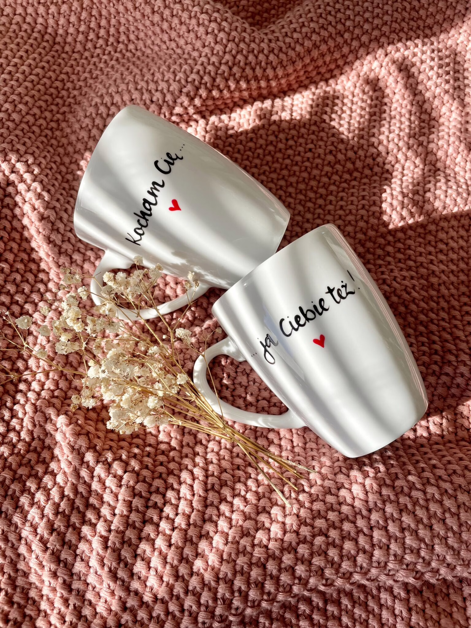Zestaw kubków Kocham Cię … ja Ciebie też – ręcznie zdobiona porcelana Kika Handmade Zestaw kubków Kocham Cię … ja Ciebie też – ręcznie zdobiona porcelana Kika Handmade
