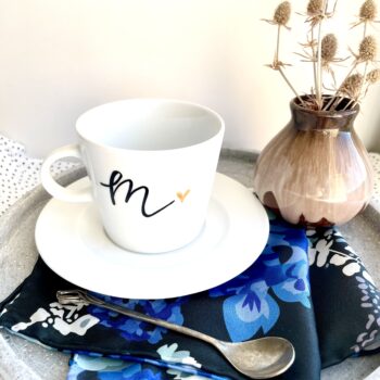 Filiżanka z literą, monogramem – ręcznie zdobiona porcelana Kika Handmade