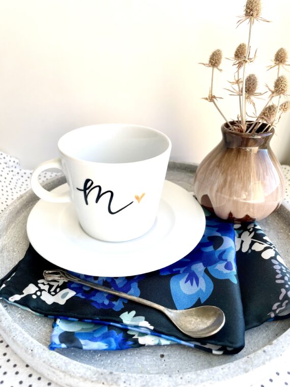 Filiżanka z literą, monogramem – ręcznie zdobiona porcelana Kika Handmade