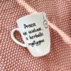 Kubek Praca nie ucieknie – ręcznie zdobiona porcelana Kika Handmade