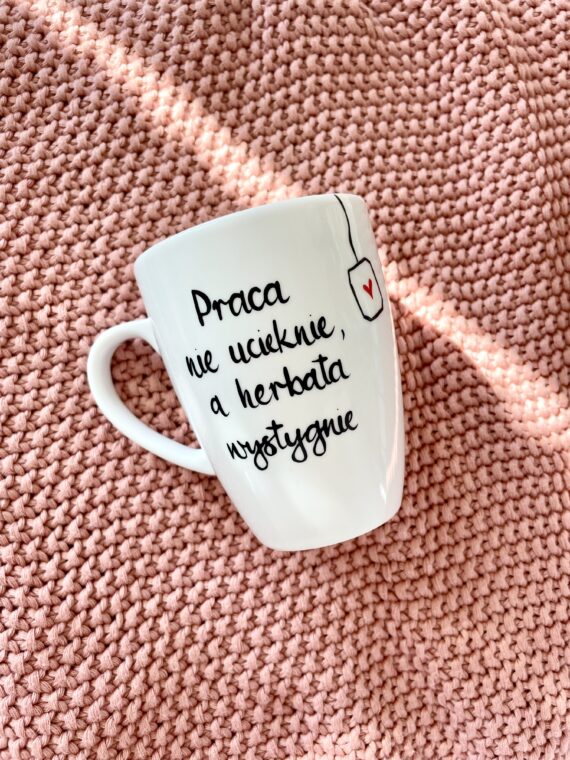 Kubek Praca nie ucieknie – ręcznie zdobiona porcelana Kika Handmade