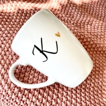 Kubek z literą, monogramem – ręcznie zdobiona porcelana Kika Handmade