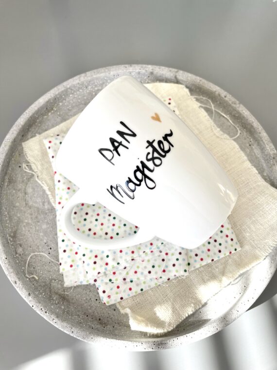 Kubek Pan Magister – ręcznie zdobiona porcelana Kika Handmade