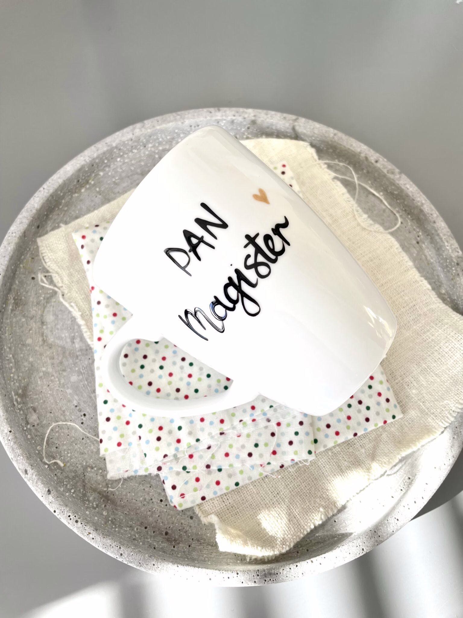 Kubek Pan Magister – ręcznie zdobiona porcelana Kika Handmade