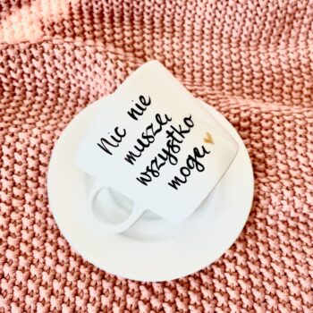 Filiżanka Nic nie muszę wszystko mogę – ręcznie zdobiona porcelana Kika Handmade