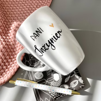 Kubek Pani Inżynier – ręcznie zdobiona porcelana Kika Handmade