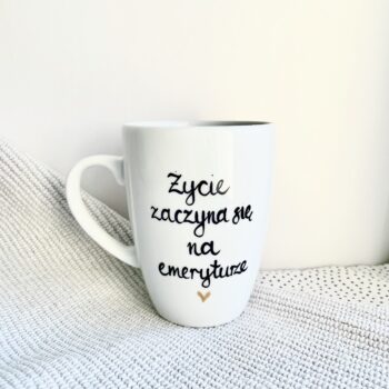 Kubek Życie zaczyna się na emeryturze – ręcznie zdobiona porcelana Kika Handmade