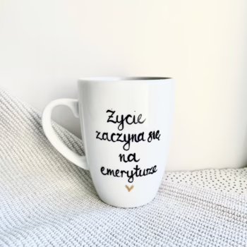 Kubek Życie zaczyna się na emeryturze – ręcznie zdobiona porcelana Kika Handmade