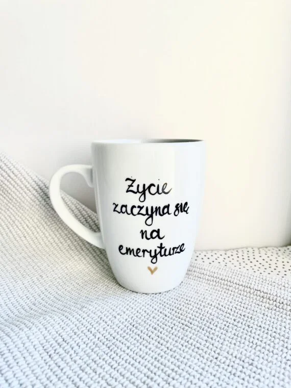 Kubek Życie zaczyna się na emeryturze – ręcznie zdobiona porcelana Kika Handmade