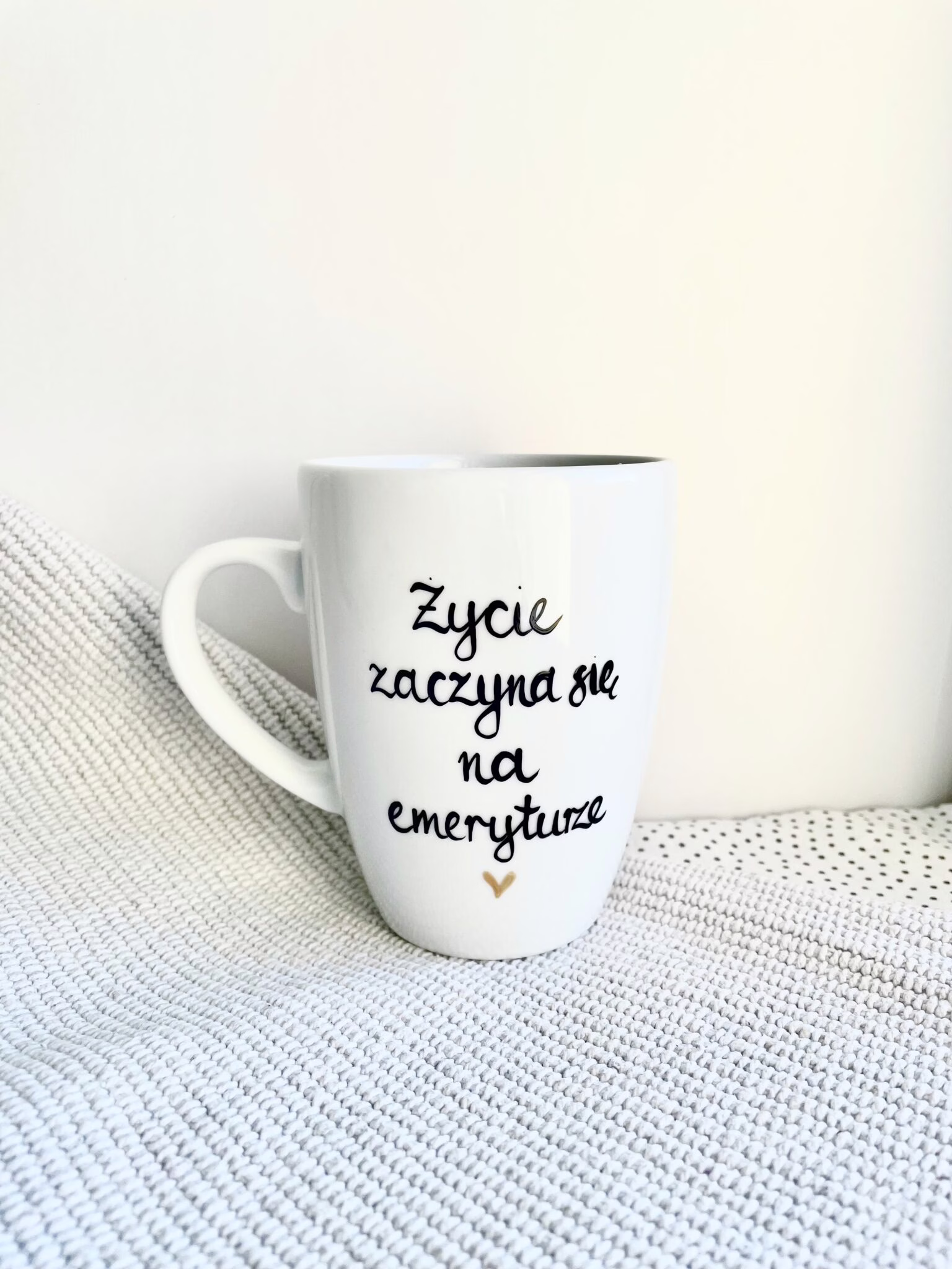 Kubek Życie zaczyna się na emeryturze – ręcznie zdobiona porcelana Kika Handmade Kubek Życie zaczyna się na emeryturze – ręcznie zdobiona porcelana Kika Handmade