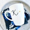 Kubek z literą, monogramem – ręcznie zdobiona porcelana Kika Handmade