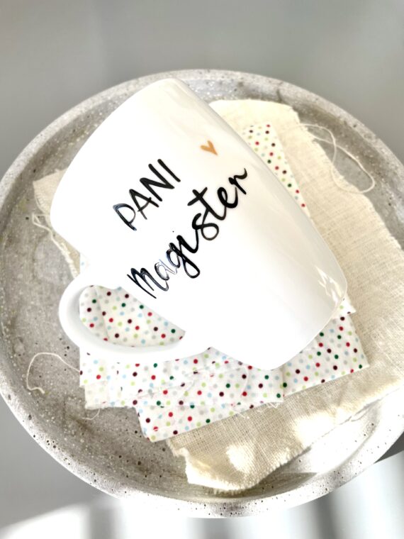 Kubek Pani Magister – ręcznie zdobiona porcelana Kika Handmade