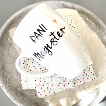 Kubek Pani Magister – ręcznie zdobiona porcelana Kika Handmade