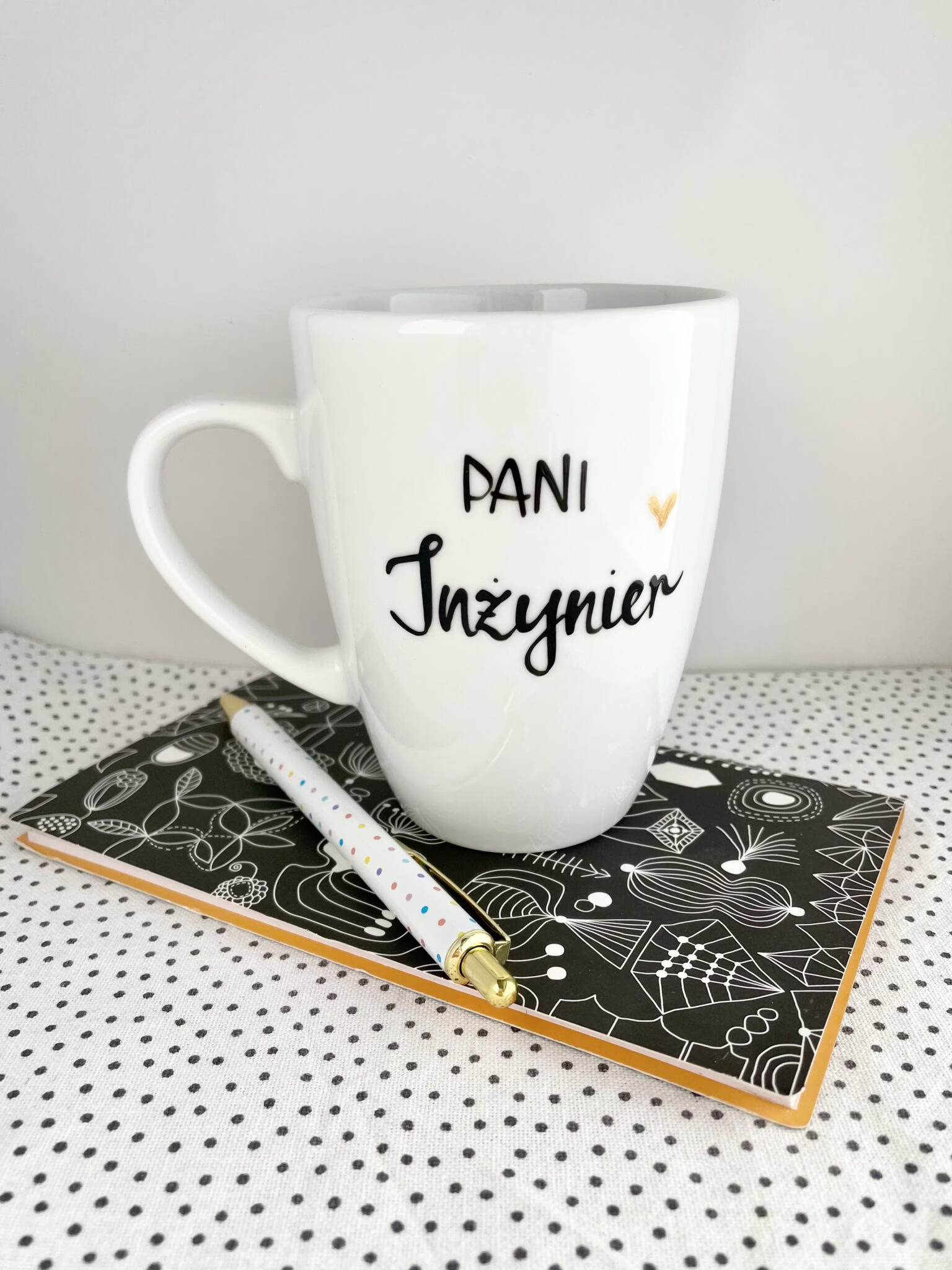 Kubek Pani Inżynier – ręcznie zdobiona porcelana Kika Handmade Kubek Pani Inżynier – ręcznie zdobiona porcelana Kika Handmade