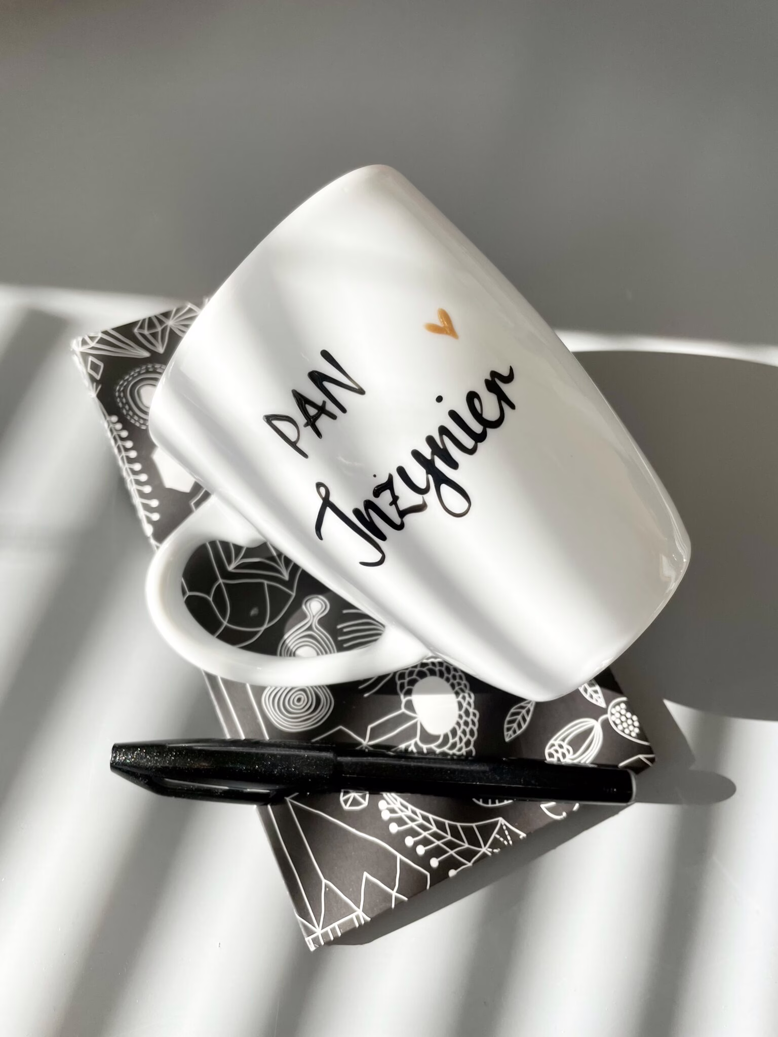 Kubek Pan Inżynier – ręcznie zdobiona porcelana Kika Handmade Kubek Pan Inżynier – ręcznie zdobiona porcelana Kika Handmade