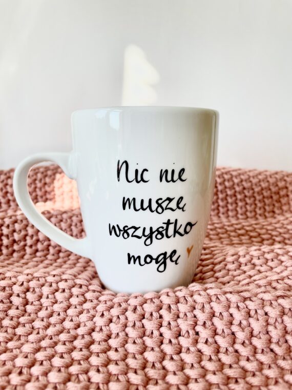 Kubek Nic nie muszę wszystko mogę – ręcznie zdobiona porcelana Kika Handmade
