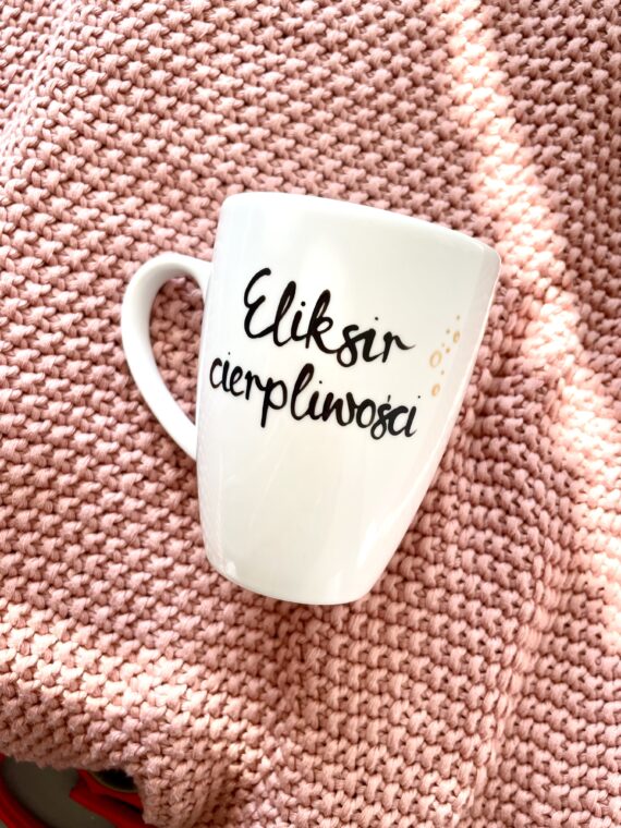 Kubek Eliksir cierpliwości – ręcznie zdobiona porcelana Kika Handmade