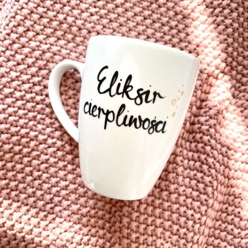 Kubek Eliksir cierpliwości – ręcznie zdobiona porcelana Kika Handmade