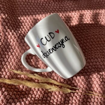 Kubek CUD dziewczyna – ręcznie zdobiona porcelana Kika Handmade
