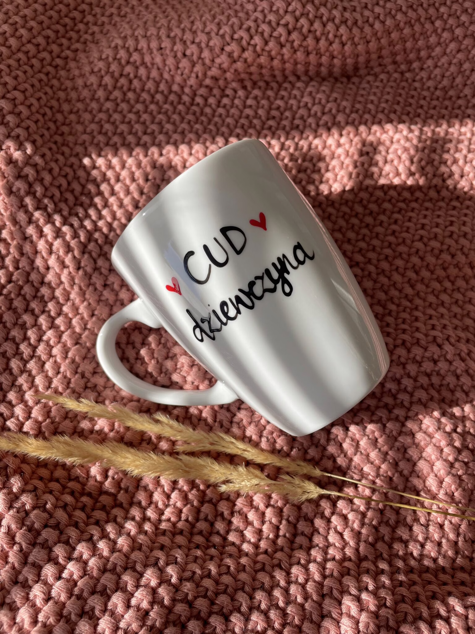 Kubek CUD dziewczyna – ręcznie zdobiona porcelana Kika Handmade