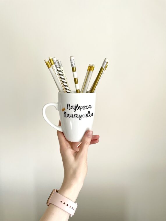 Kubek Najlepsza Nauczycielka – ręcznie zdobiona porcelana Kika Handmade
