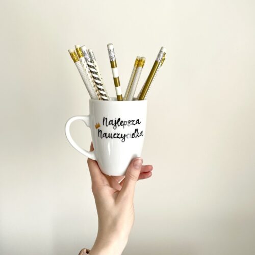 Kubek Najlepsza Nauczycielka – ręcznie zdobiona porcelana Kika Handmade