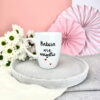 Kubek Babcia wie wszystko – ręcznie zdobiona porcelana Kika Handmade