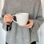 Kubek 300 ml z Twoim napisem – ręcznie zdobiona porcelana Kika Handmade