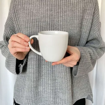 Kubek 300 ml z Twoim napisem – ręcznie zdobiona porcelana Kika Handmade