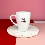 Kubek 360 ml z Twoim napisem – ręcznie zdobiona porcelana Kika Handmade
